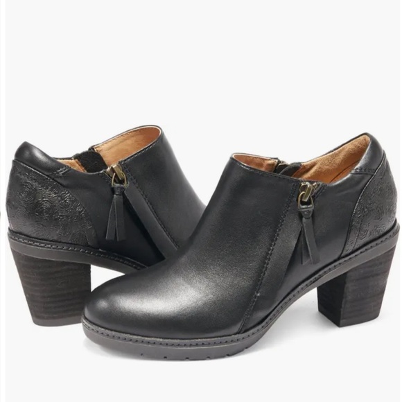 HÄLSA RYLEE EMBOSSED BLACK LEATHER ZIPPER ANKLE BOOTIES SIZE 9.5 - Picture 1 of 14